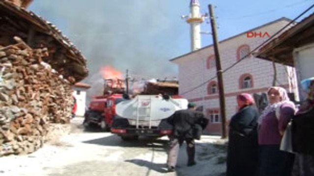 Çankırı Ilgaz'ın 45 Haneli Serçeler Köyü'nde 20 Ev Yandı 1