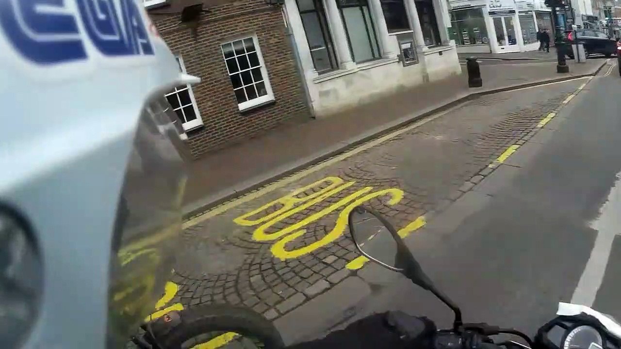 Un cycliste tente de voler les clés de ce motard mais il ne va pas bien loin.