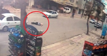Otomobilin Çarptığı Genç Kızın Savrulma Anları Kameraya Yansıdı