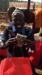 Aldığı hediyelere sevinen Afrikalı Yetim çocuklar