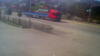 Direksiyon Hakimiyetini Kaybeden Motosiklet Tır'ın Altına Girdi.