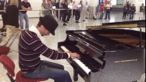 空港で天才ピアニストが突然、演奏を始め感動の渦に巻き込まれる