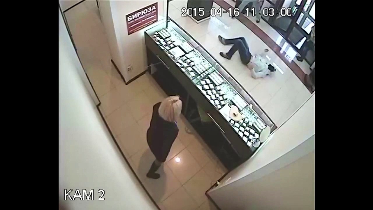 Un braqueur fait face à un champion de Taekwondo dans une bijouterie