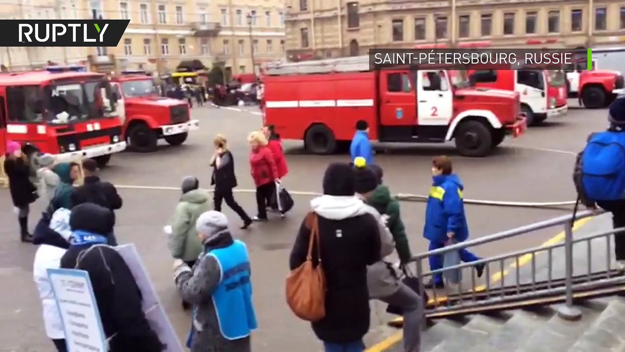 Les services de secours œuvrent devant le métro de Saint-Pétersbourg après l'explosion