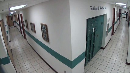 Un policier a beaucoup de mal à gérer un intrus dans un commissariat
