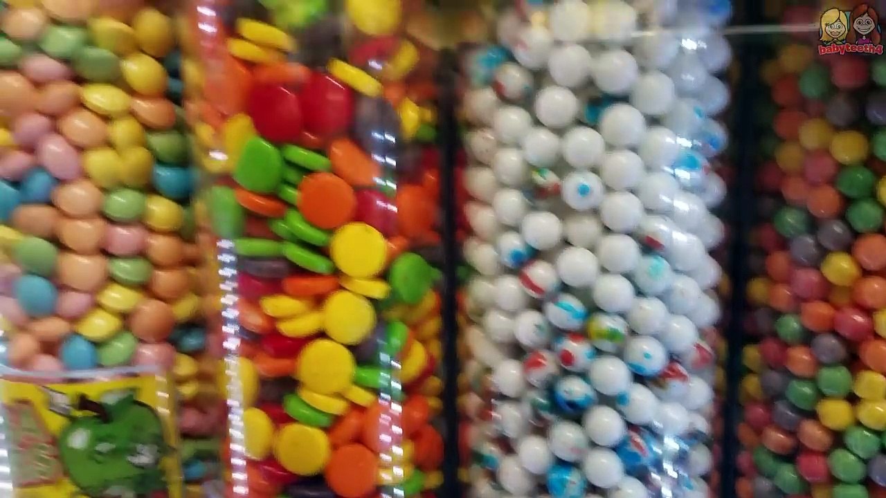 GIANT CANDY MACHINE! Wonka Candy Prizes Photo Booth! Jillian & Addie Vlog-jJ7-7EkFOfs