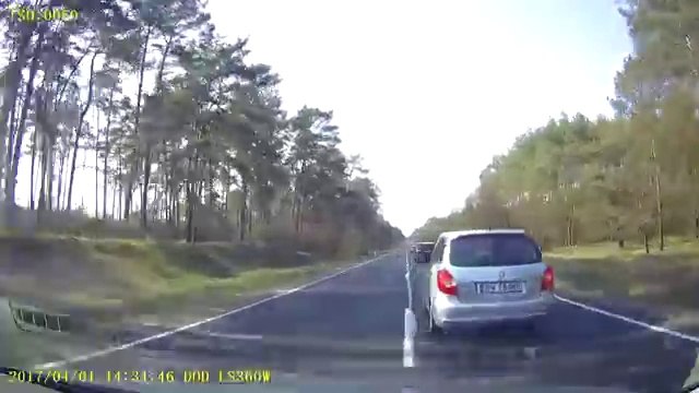 Un automobiliste excédé décide de doubler plusieurs véhicules