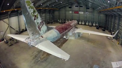 Timelapse de suppression de la peinture d'un avion