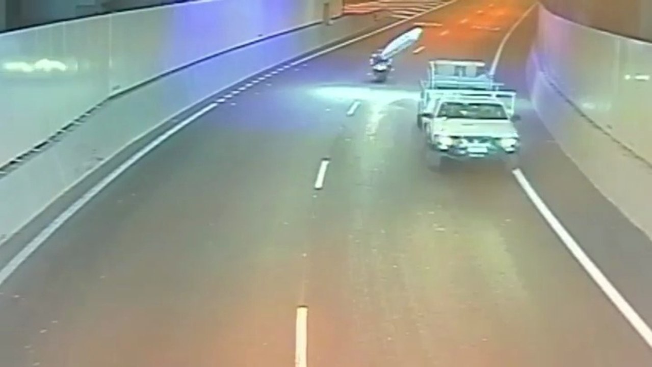 Un matelas s'échappe d'une remorque et attérrit sur une moto