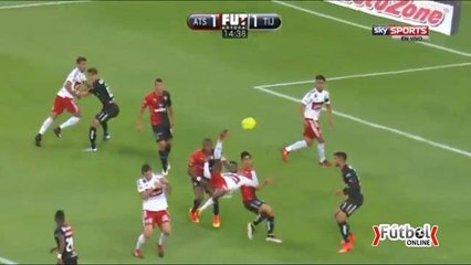 Atacante acerta bicicleta impressionante e faz golaço no México