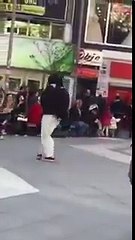 Bu hayırcılar dombra çalmak suretiyle