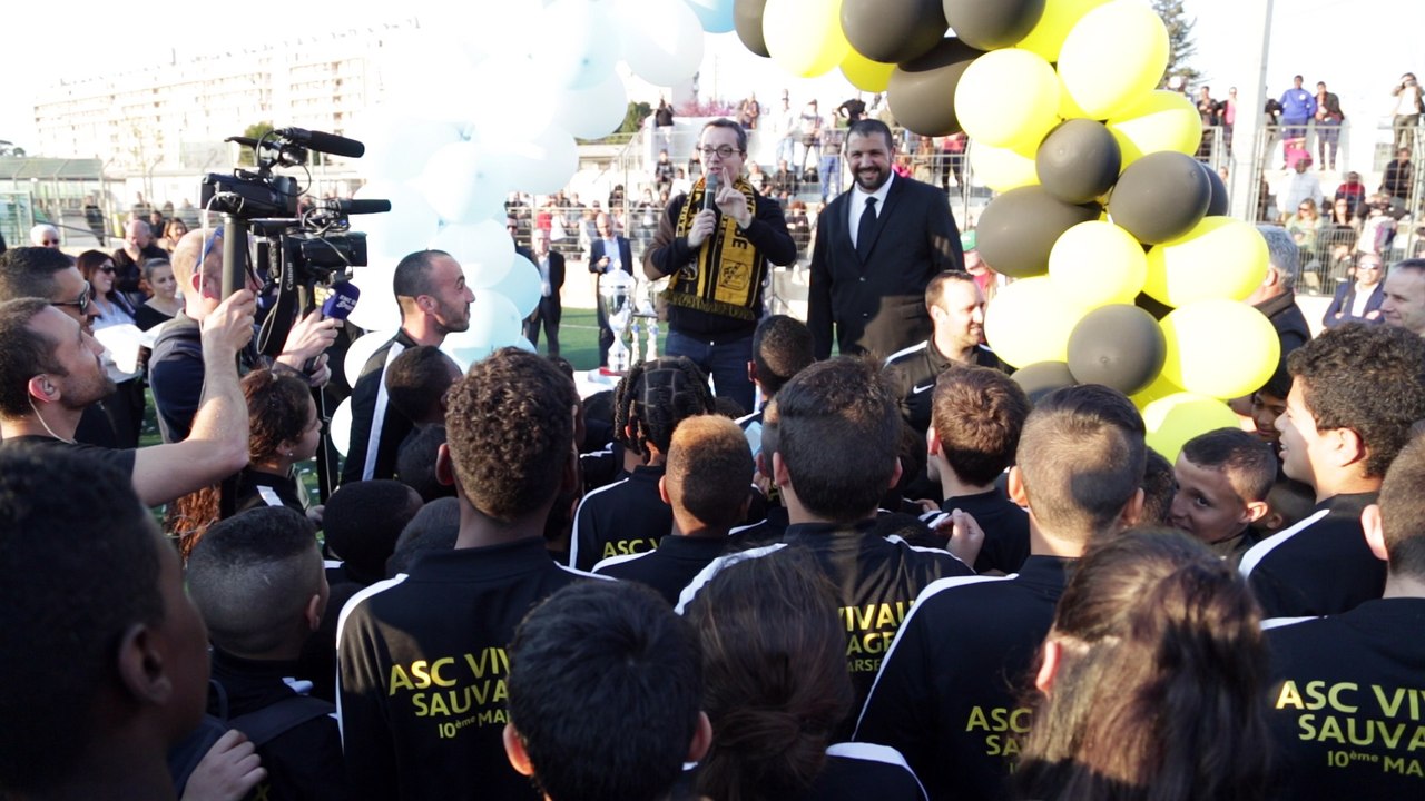 OM : Jacques-Henri Eyraud fait chanter le "Aux armes" aux jeunes de l'ASC Vivaux-Sauvagère