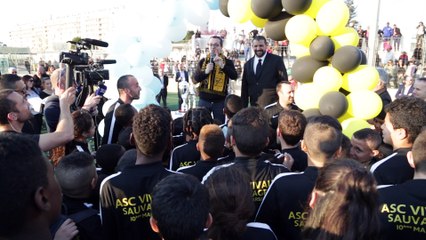OM : Jacques-Henri Eyraud fait chanter le "Aux armes" aux jeunes de l'ASC Vivaux-Sauvagère