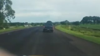 Vídeo Motorista tenta fugir com Hilux carregada com maconha