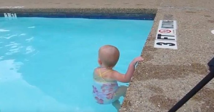 Ce bébé de 16 mois nage comme un poisson !