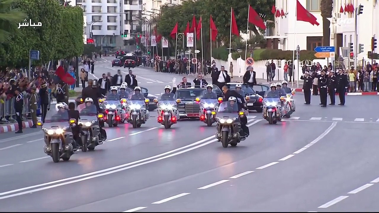 مواطن يعترض الموكب الملكي بالرباط