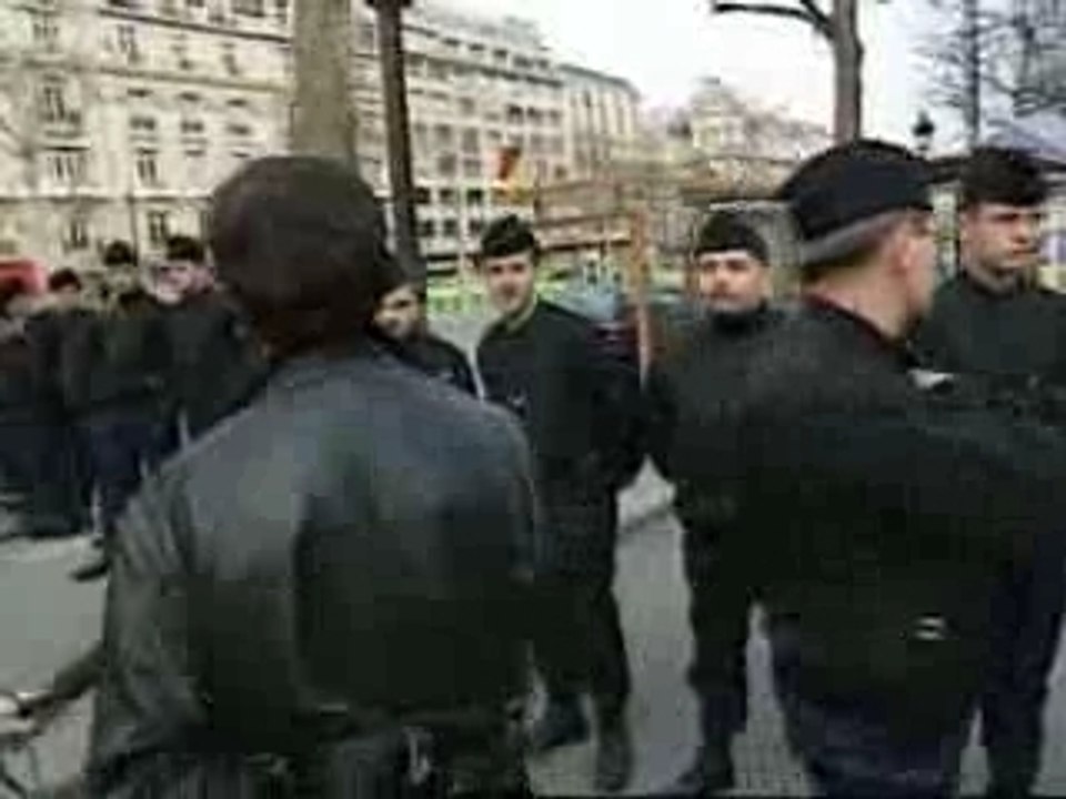 Baffie inspecte les CRS