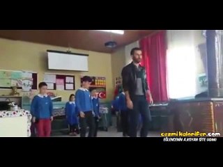 23 Nisan Hazırlıklarına Sınıfıyla Erik Dalı Oynayarak Hazırlanan Öğretmen