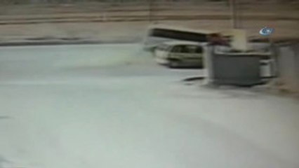 Otomobiller Kavşakta Kafa Kafaya Çarpıştı: 2 Yaralı