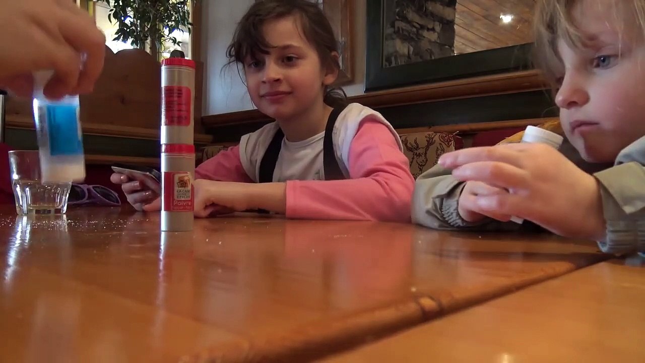 SEL ET POIVRE BOTTLE FLIP CHALLENGE !  -) • 7 Jours Fous au Ski • #7 - Studio Bubb