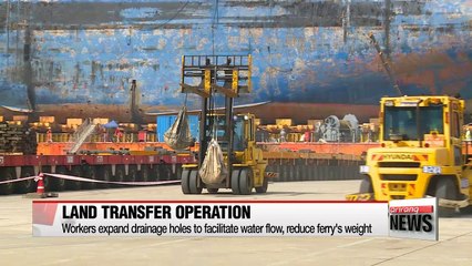Sewol-ho ferry workers expand drainage holes to facilitate water flow