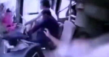 Çin'deki Otobüs Kazasında Yolcuların Camdan Fırlaması Kameraya Yansıdı
