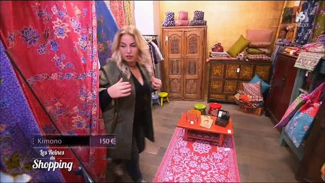 Une candidate des Reines du shopping sur M6 enfile... un kimono ! Regardez