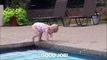 Ce bébé nage déjà comme un poisson... tellement à l'aise dans l'eau