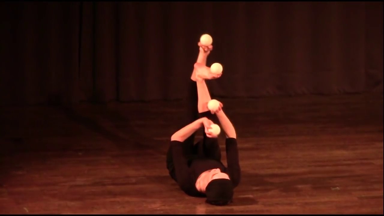 Cet artiste jongle avec ses pieds et ses mains.... Incroayble