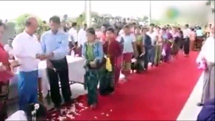 Ce riche Birman donne une partie de sa fortune aux habitants de son village