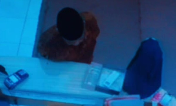 Aksi Pencurian Kakek Nenek Ini Terekam CCTV