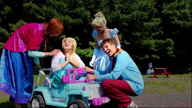 Are Frozen Elsa & Spiderman BREAKING UP? w/ Maleficent Joker Hulk Spidergirl Anna Toys Superhero IRL