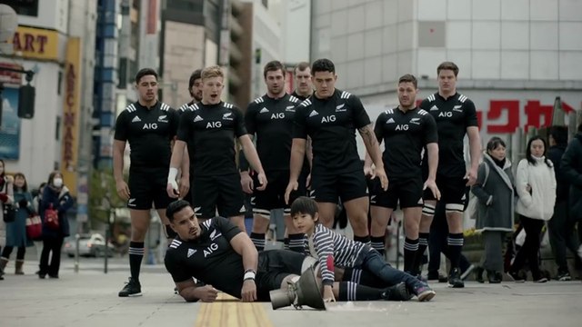 Les Alls Blacks plaquent au sol des piétons japonais