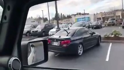 Un homme a mal garé sa BMW, des gens vont alors lui garer correctement