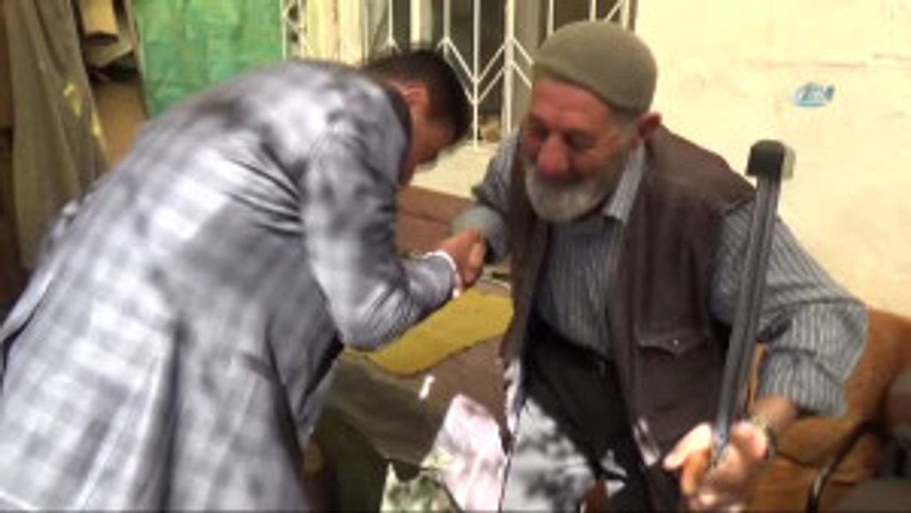 14 Yıldır Aldığı Emekli Maaşı Kesilen Yaşlı Adamın Maaş Sevinci