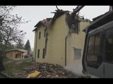 Preci (PG) - Terremoto, demolizione casa parrocchiale a Campi basso (04.04.17)