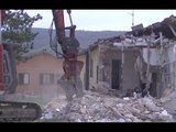 Preci (PG) - Terremoto, demolizione edificio pericolante a Campi basso (04.04.17)