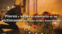 Flores y velas en memoria de las víctimas del atentado en San Petersburgo