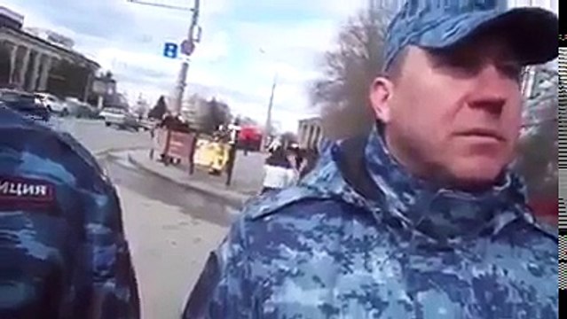 На Росії заборонено ходити з прапором РФ без портрета Путіна