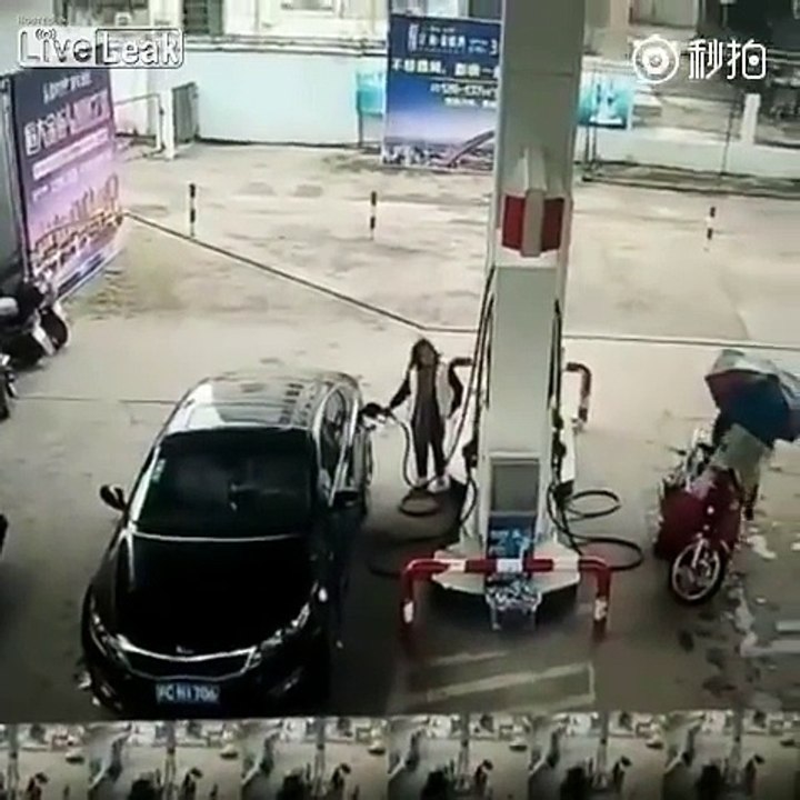 Il vole dans une voiture à l'arrêt puis s'encastre dans un mur en scooter en prenant la fuite.