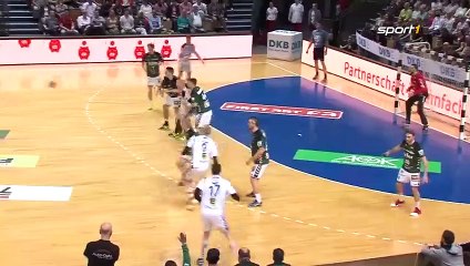 Handball : Un gardien célèbre un peu trop son arrêt et encaisse un CSC gag