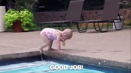 Ce bébé nage déjà comme un poisson tellement à l'aise dans l'eau