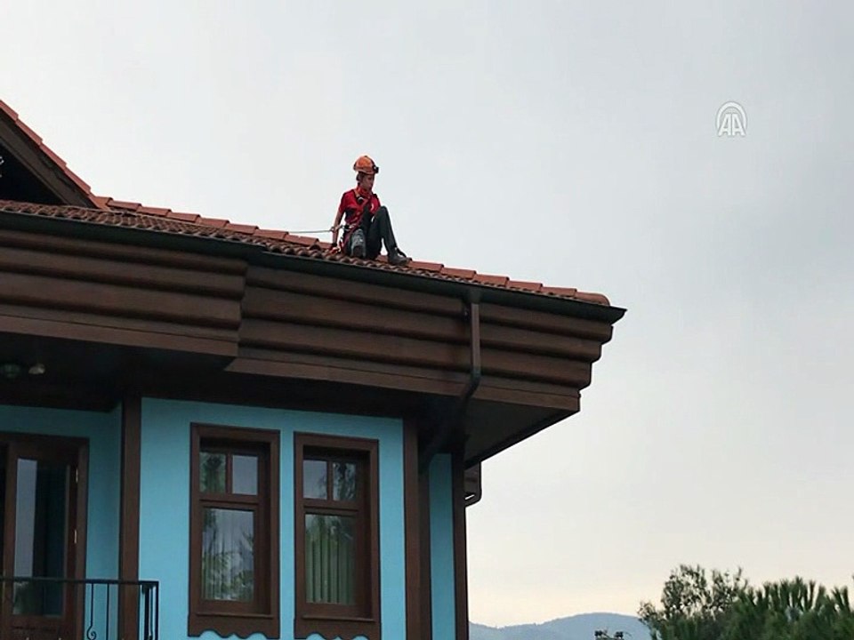 Çatı oluğuna kanadı sıkışan kırlangıç kurtarıldı