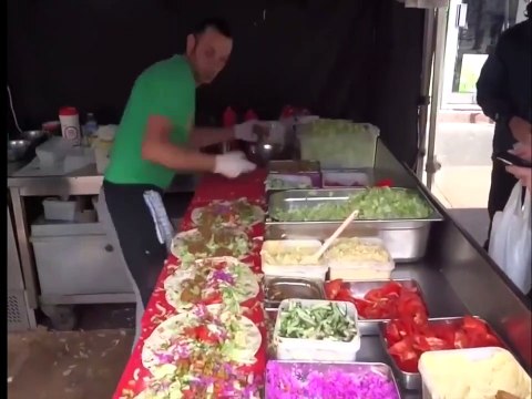 Ce gars est l'employé parfait en restauration rapide Très rapide