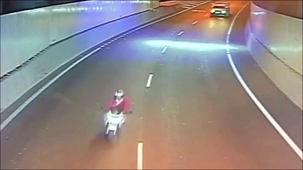 Ce motard se prend un matelas en pleine face sur l'autoroute