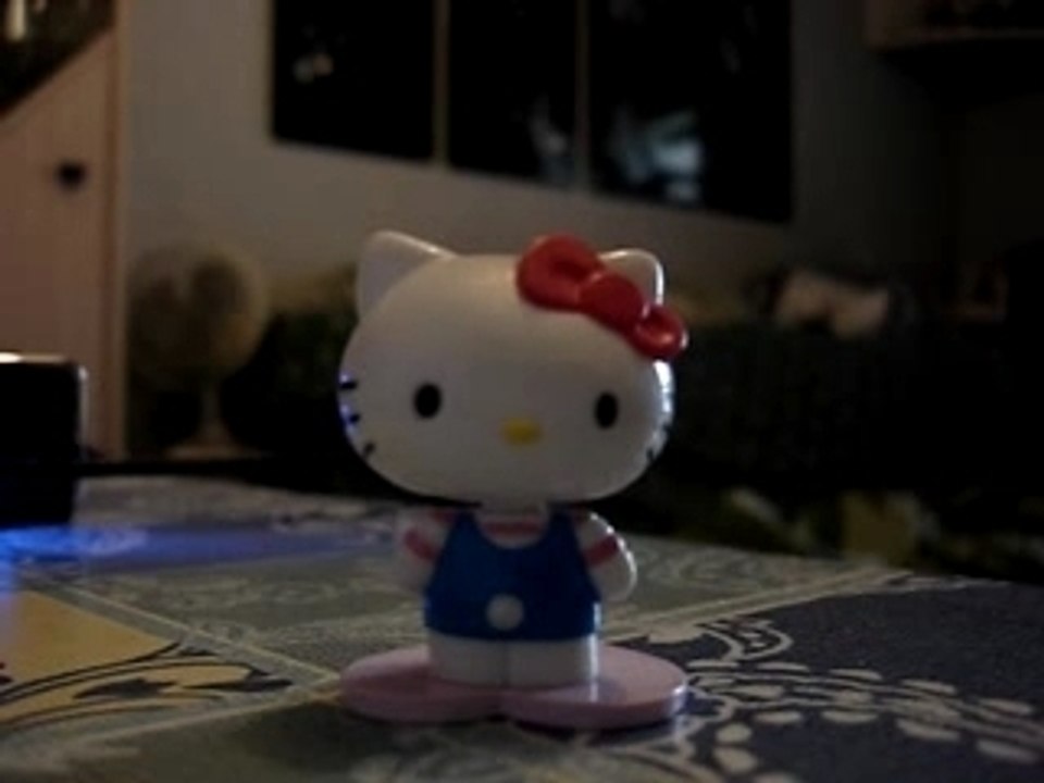 hello kitty bouge sa tete