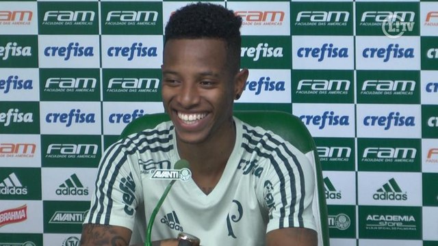 Tchê Tchê brinca com jornalista: 'Tá querendo me tirar do Palmeiras?'