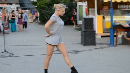 Rus kızdan sokakta muhteşem dans