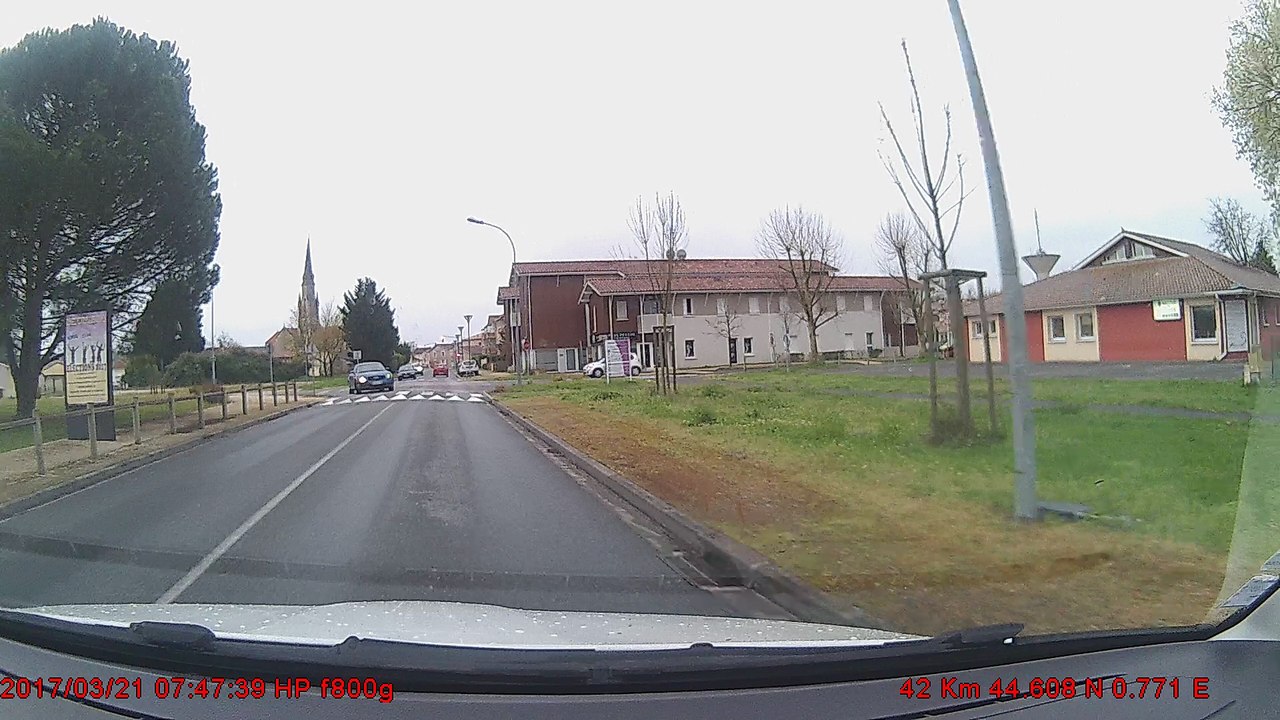 Deux voitures qui grillent le stop le barp