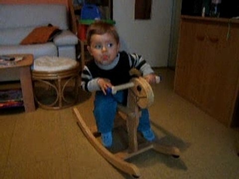 Quentin et son cheval à bascule